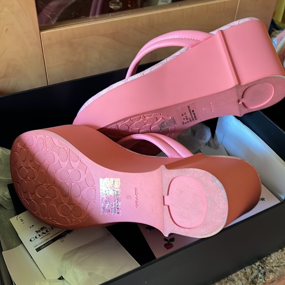Coach sandal wear only once - Picture 2 of 3